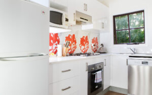 Melaleuca Seaside Retreat - Banksia Cottage Kitchen
