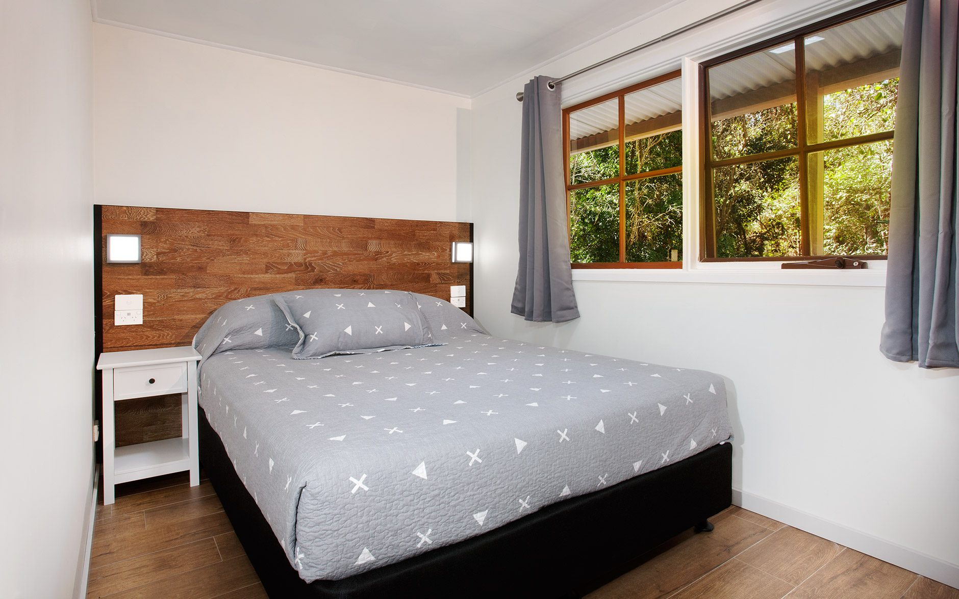 Melaleuca Seaside Retreat - Paperbark Cottage Main Bedroom